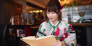 年轻女子在浴田读书在法国餐厅