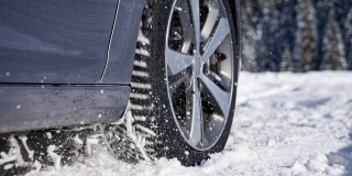汽车轮胎原地打转，无处可去，被困在雪地里