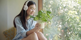 一个十几岁的女孩在做盆栽