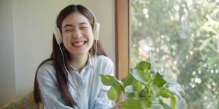 微笑的亚洲妇女拿着一个小植物