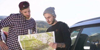 两个潮男在地图上寻找登山的地方