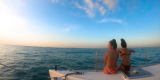 宽拍美女亚洲女人穿着比基尼幸福在豪华游艇甲板上与蓝天和海湾的泰国芭堤雅
