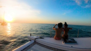 宽拍美女亚洲女人穿着比基尼幸福在豪华游艇甲板上与蓝天和海湾的泰国芭堤雅视频素材模板下载
