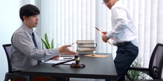 男律师在办公室签订合同后与客户进行咨询的4K视频
