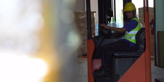 铲车拍摄:男性叉车司机在仓库操作库存。货仓行业概念。