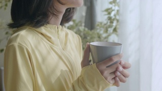 手持。手握咖啡在家里早上女人的近距离视频素材模板下载