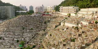 鸟瞰位于香港西部的公众坟场