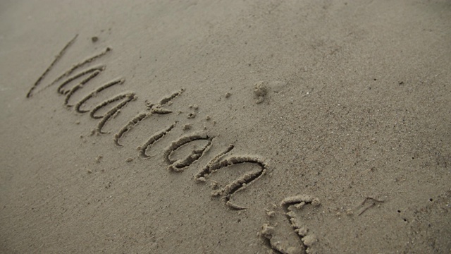 少女在沙上写字