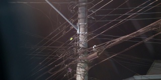 晚上的电线杆上布满了电线