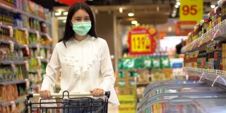 亚洲妇女戴着口罩在超市购物
