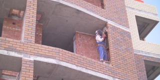 焊工在建筑工地工作