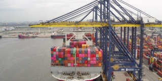 高空俯视集装箱货轮在进出口业务、商业贸易、国际海上集装箱货轮的物流运输、集装箱货物的货运运输。