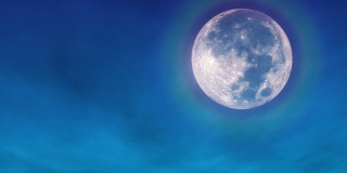 月亮在狂暴的天空中升起