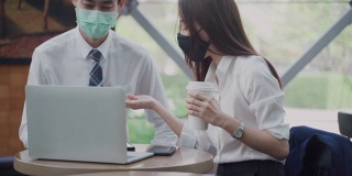 日本商人在商务会议上建议亚洲妇女使用笔记本电脑