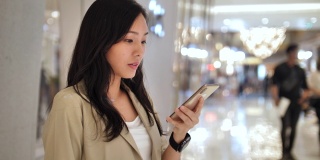 亚洲女性使用智能手机