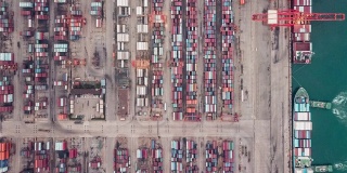 T/L PAN无人机视角与集装箱船繁忙的工业港口