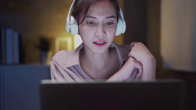 亚洲商界女性在新常态下保持社交距离，在视频通话中看笔记本电脑向朋友介绍计划。