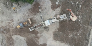施工现场鸟瞰图，推土机挖掘机制砂机