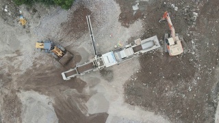 施工现场鸟瞰图，推土机挖掘机制砂机视频素材模板下载