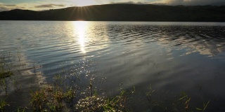 英国湖区令人难以置信的放松的科尼斯顿湖是一个真正神奇的地方