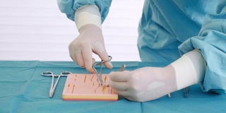 医学生使用医疗设备来练习缝合。