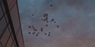 日落时，许多气球飞向天空
