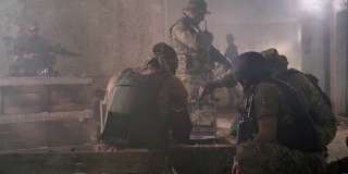 基地里一群士兵围着军用笔记本电脑