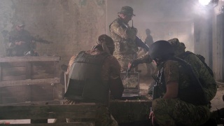 基地里一群士兵围着军用笔记本电脑视频素材模板下载