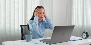 亚洲女性在工作中感到压力和疲惫