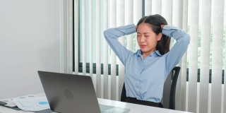 亚洲女性在工作中感到压力和疲惫