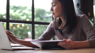 亚洲女性工作数字平板电脑视频素材模板下载