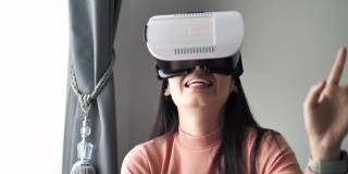 亚洲女性在家里使用虚拟现实