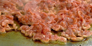鲜肉在烤盘上用油煎。