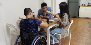 轮椅残疾人与朋友一起庆祝