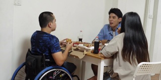 轮椅残疾人与朋友一起庆祝