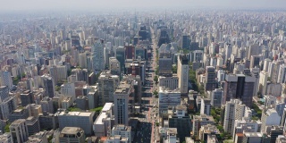 鸟瞰图的保利斯塔大道和周围的建筑物，圣保罗，巴西