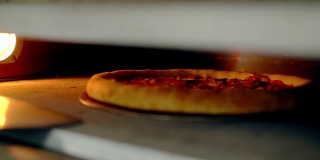 库珀:厨师打开烤箱，烤披萨，并翻转它。