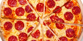 意大利辣香肠披萨的背景视频。镜头。