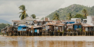 芽庄的贫民窟。河边的房子。越南