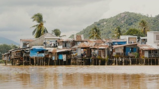 芽庄的贫民窟。河边的房子。越南视频素材模板下载
