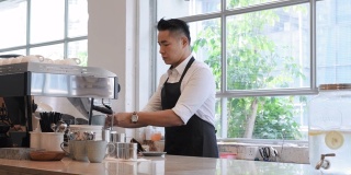 成熟的中国咖啡师在香港咖啡馆制作咖啡