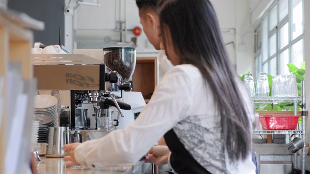 成熟的中国咖啡师在香港咖啡馆制作咖啡