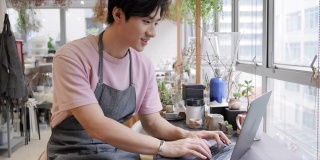 中国男艺术家和企业主使用笔记本电脑