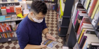 一个戴着面具的人在书店里挑选要买的书