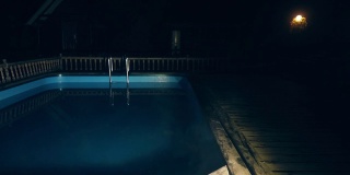 慢镜头:夜晚灯光照亮的水池。水产生蒸汽。