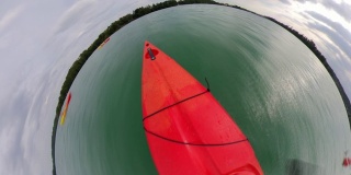 红色皮划艇在湖上游泳，微小的星球Hyper Lapse