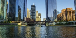 夏季芝加哥河的时间流逝