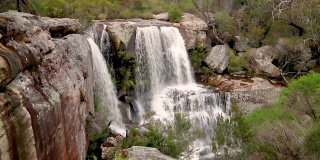 澳大利亚新南威尔士州达拉瓦尔国家公园马登瀑布的镜头