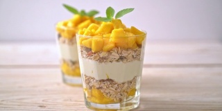 新鲜芒果酸奶与格兰诺拉麦片玻璃健康食品风格