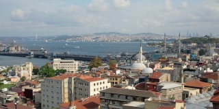 屋顶的伊斯坦布尔加拉塔桥和叶尼卡米清真寺